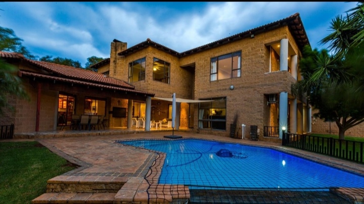 This 5 Bedroom House In Mooikloof Equestrian Estate Is Selling For R 6 900 000!