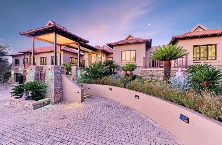 This Contemporary Home In Blair Atholl Golf Estate Is Selling For R16 900 000!