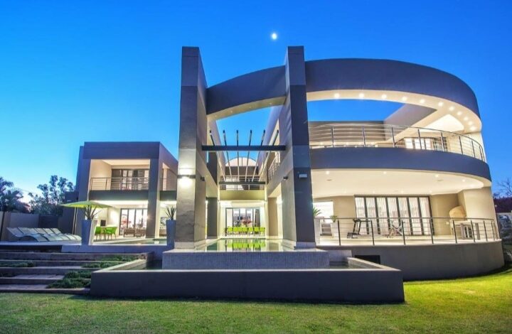 This 7 Bedroom House In Waterkloof Ridge Is Selling For R19 500 000!