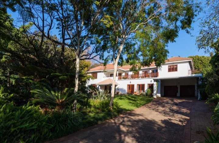 This 4 Bedrooms Home In Waterkloof Is Selling For R 10 500 000!