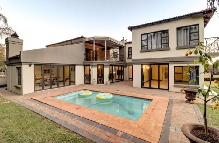 This Newly Renovated Mansion on the Fairway Is Selling For R 12 500 000!