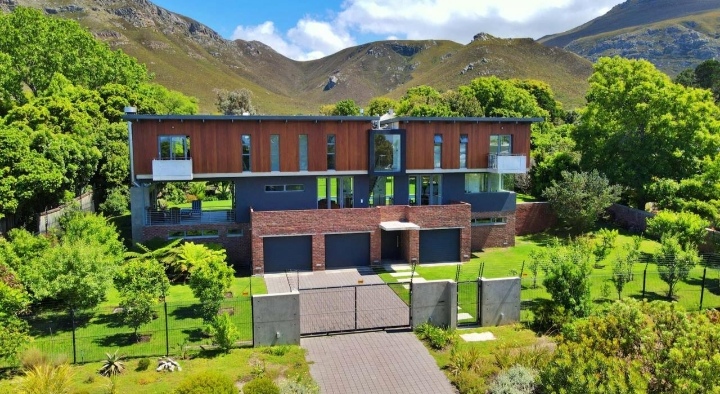 This 4 Bedroom House In Fernkloof Is Selling For R 13 500 000!