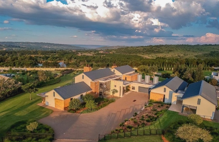 This Modern Masterpiece with Panoramic Views Over Mooikloof Valley Is Selling For R 16 000 000!