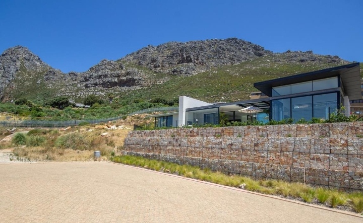 This 3 Bedroom House With Mountain Views In Stonehurst Mountain Estate Is Selling For R18 500 000!