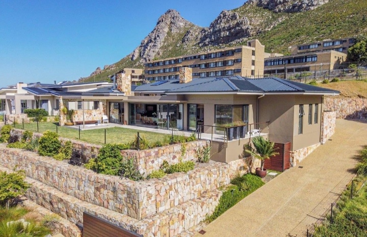 This Custom Built Single-Storey Home With Panoramic Views Is Selling For R12 700 000!