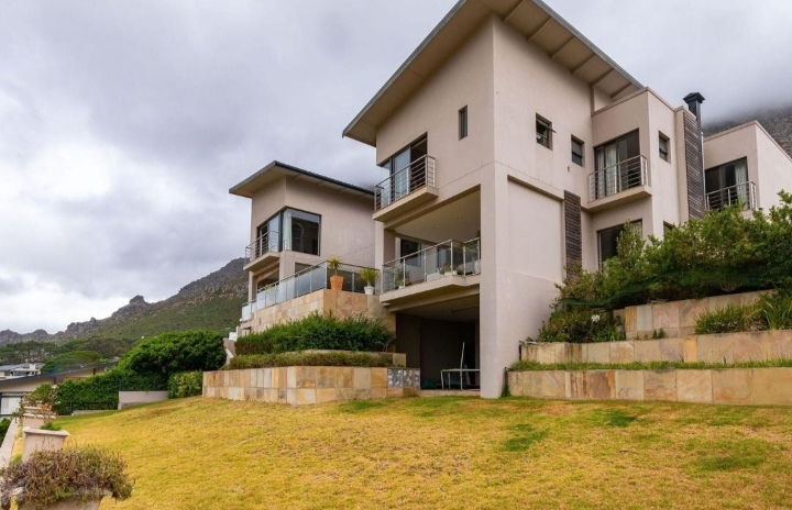 This Spacious 6 Bedroom Family Home Is Selling For R14 700 000!