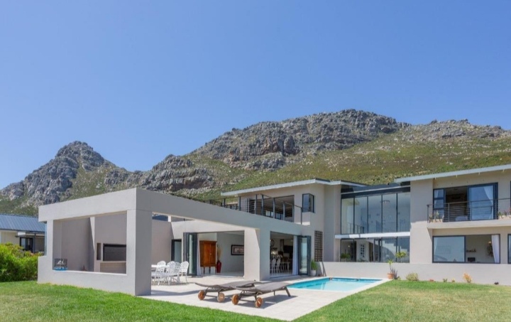 This Home With Incredible Views In Stonehurst Mountain Estate Is Selling For R 10 950 000!